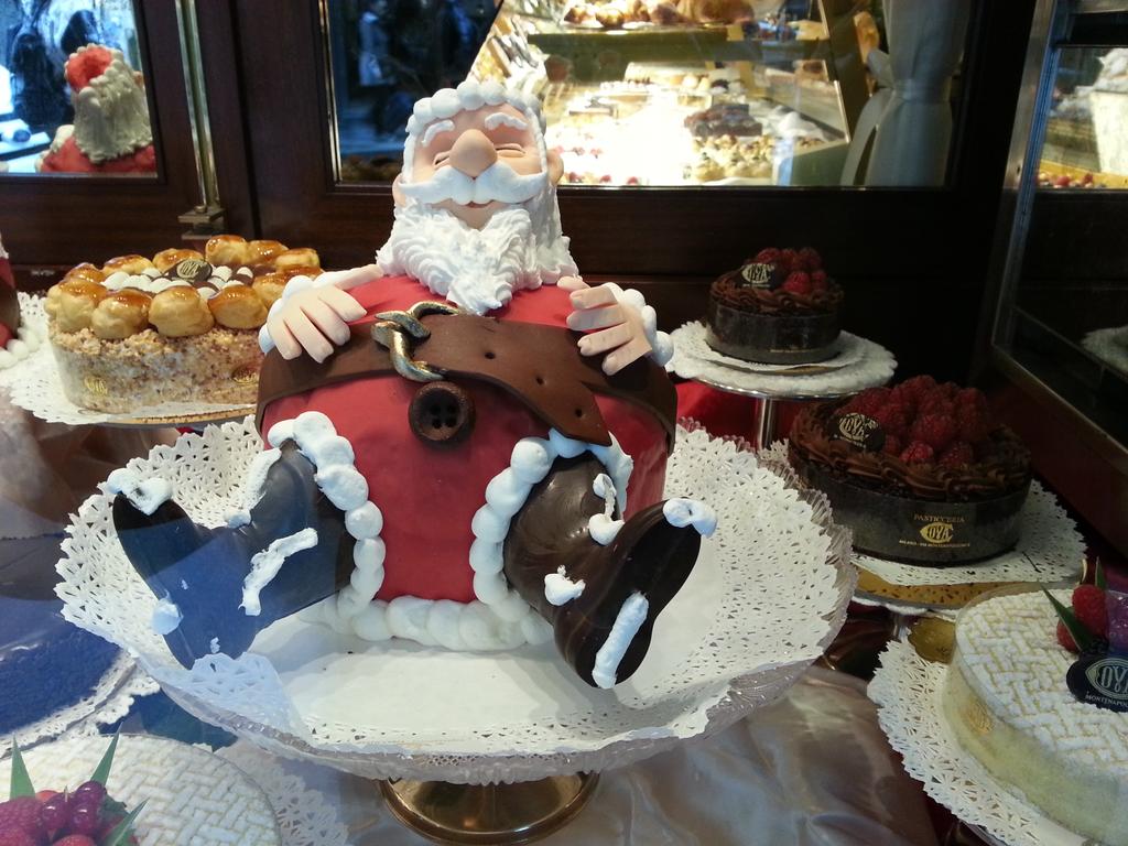 Torte Di Natale Decorate.Chloe Philippou On Twitter Sergiosierra67 Showcases Of Milan Santa Claus Cake Torta Di Babbo Natale Http T Co Iuleyzprtz Cova Montenapoleone