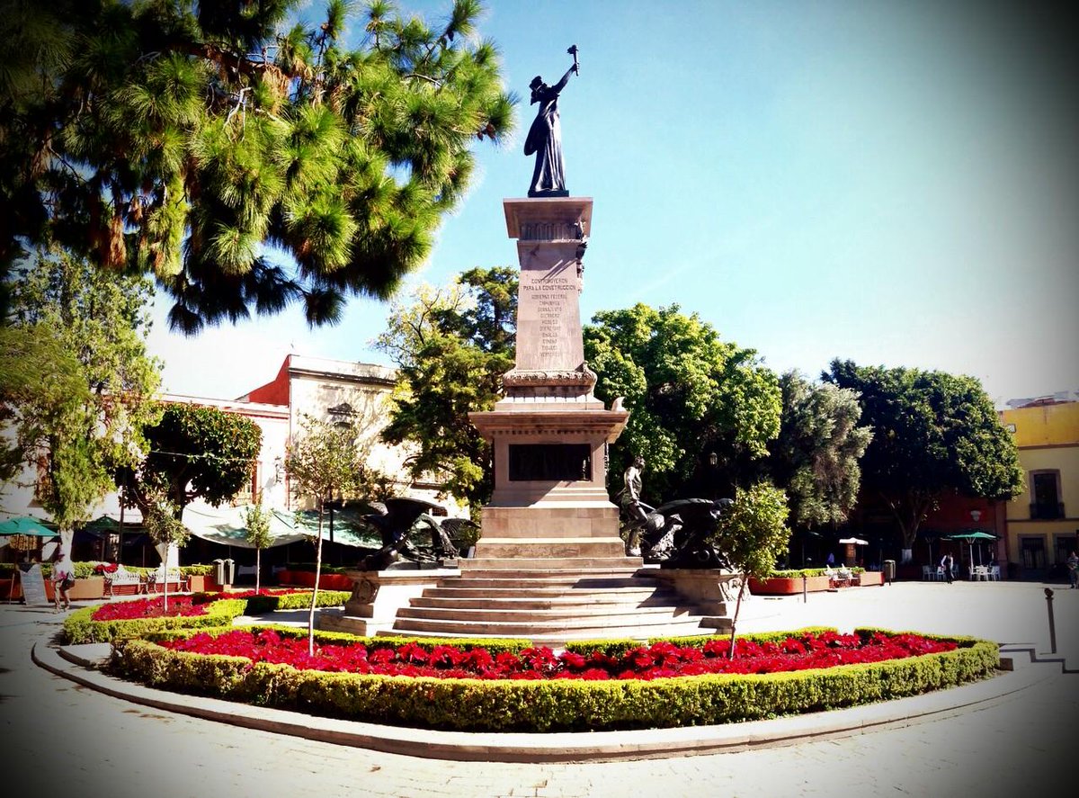 gzepedaruiz's tweet photo. #ServiciosMunicipales cotidianamente embellece plazas y jardines de @QroMunicipio  cómo el #JardíndeLaCorregidora http://t.co/ErCAR6J5pb