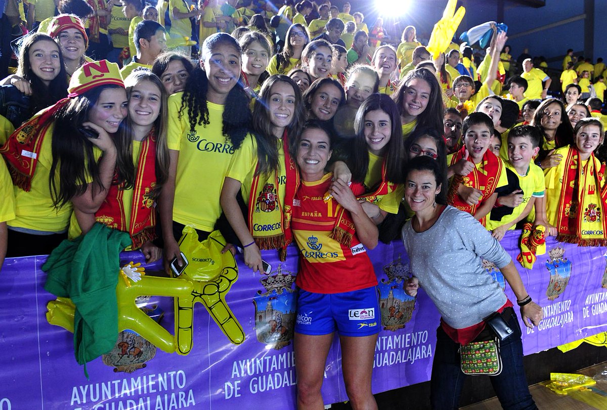 RFEBalonmano's tweet photo. Increíble el apoyo del público de Guadalajara durante el rodaje del Spot Promocional de las #Guerreras. http://t.co/0Ibr3omlrO