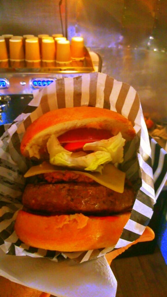 CafeBeanMachine's tweet image. There is no burger like it this side of the Atlantic! @TwoCoastCounty @Exetermarket #burger #Exeter