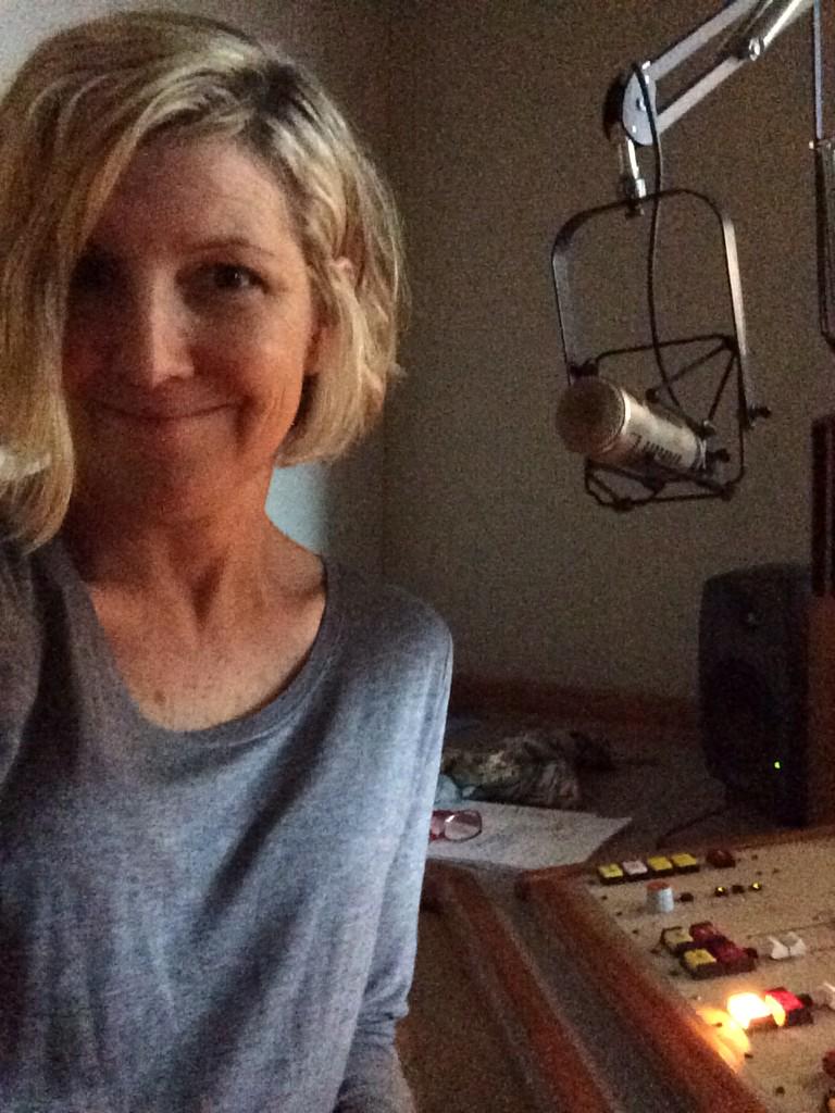 amybrooksboston's tweet photo. it's as dim in here as it is out-all light bulbs blown @Radio929 #flashlightapp #moodlighting #engineering http://t.co/qhjuy21hh3