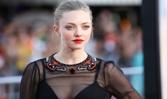  Premiere.fr: Happy Birthday... Amanda Seyfried : lactrice en 15 clichés glamour et sexy 
