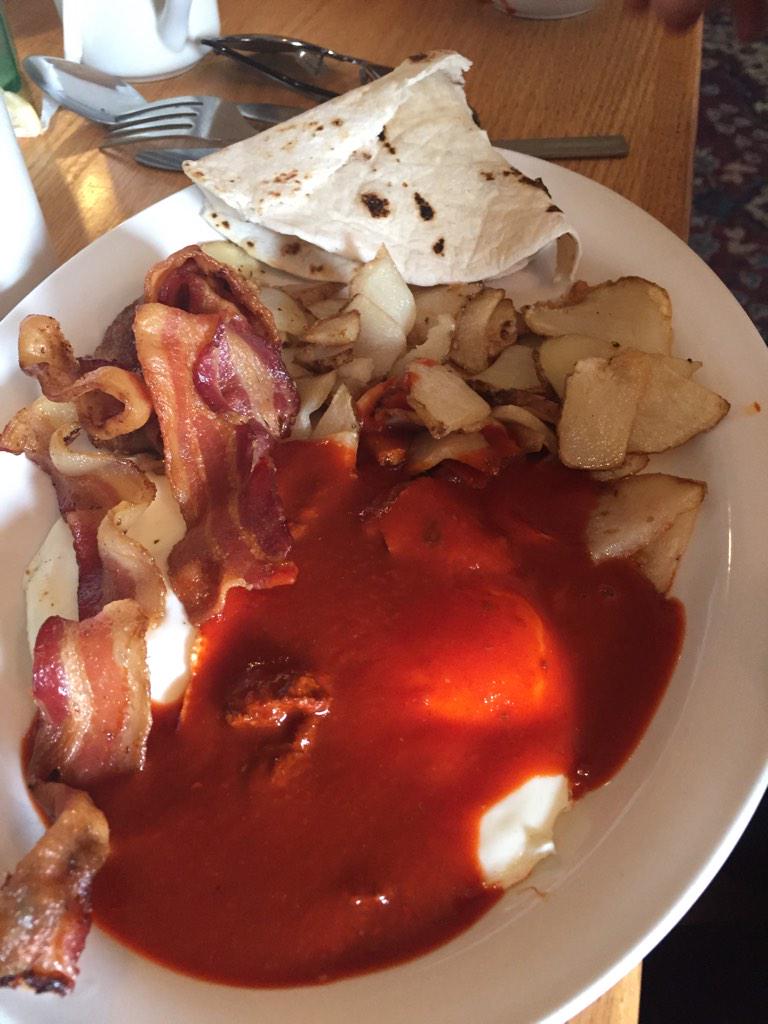 TeofilosLL's tweet photo. #HappyHumpDay #NMRedChile atop fried egg, papitas, bacon, tortilla "W"inner! Just being #NMTrue #LosLunas http://t.co/8IouYXomTf