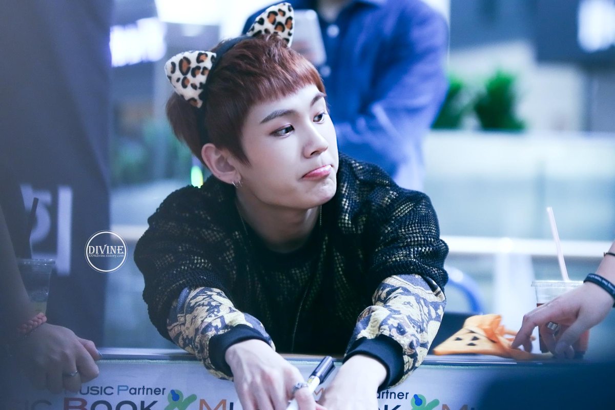 ilhoon_net's tweet photo. 141019 김포공항팬싸인회 일훈(@BTOB_ILL)
훈냥이 턱 쪼글쪼글 호두ㅠㅜㅜㅠㅠㅠㅠㅠㅜㅠㅜㅠㅠ수니 씹덕으로 돌연사
> http://t.co/M4mZ2TVtdM http://t.co/Oveyx3tCqf