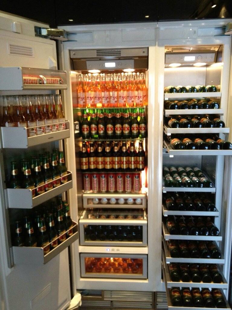 GaribGuy's tweet photo. Alcohol. Because no great story starts with a salad.
#DaruRocks #BevdaAssociation #BachelorsFridge http://t.co/0dhlkd3nDC