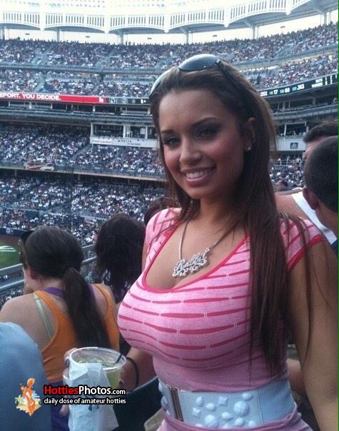 full_cups's tweet photo. #boobs #FullCups #hotties http://t.co/9QSY1sBbYF