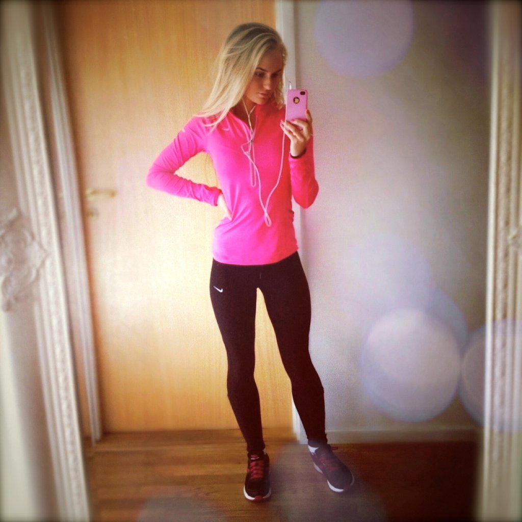 tweet: "On Wednesdays we wear pink" 😏🎀 <a href="/GallyB___/">Gally Bodea</a>