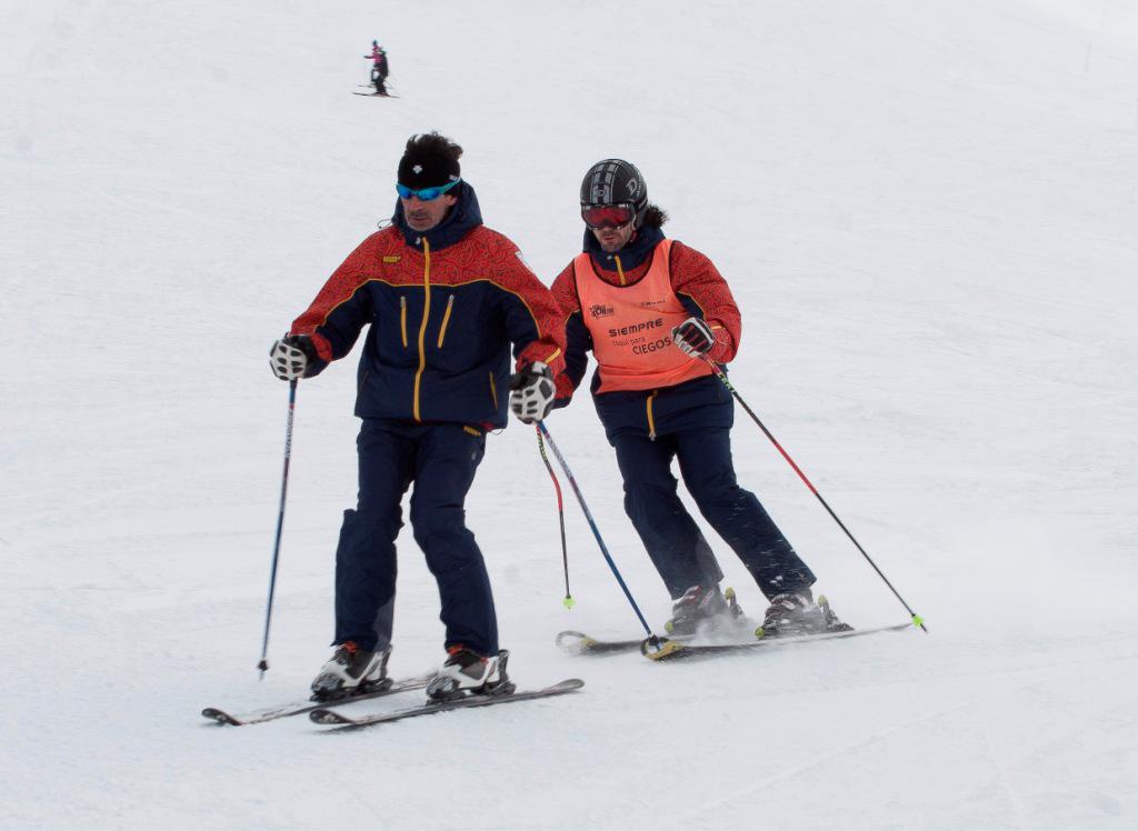 websierranevada's tweet photo. En #diainternacionaldeladiscapacidad, el Equipo Nacional Paralímpico en #SierraNevada, justo antes empezar a nevar :) http://t.co/FCzKeIvSx2