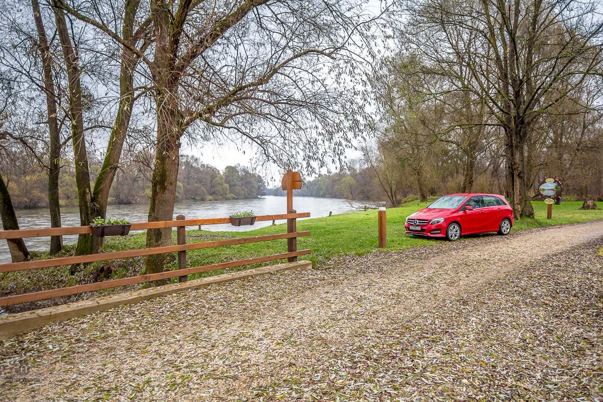 PojeMario's tweet photo. #photo Little Red Riding Hood
@MercedesBenz #newBclass http://t.co/miyQoEZkJu