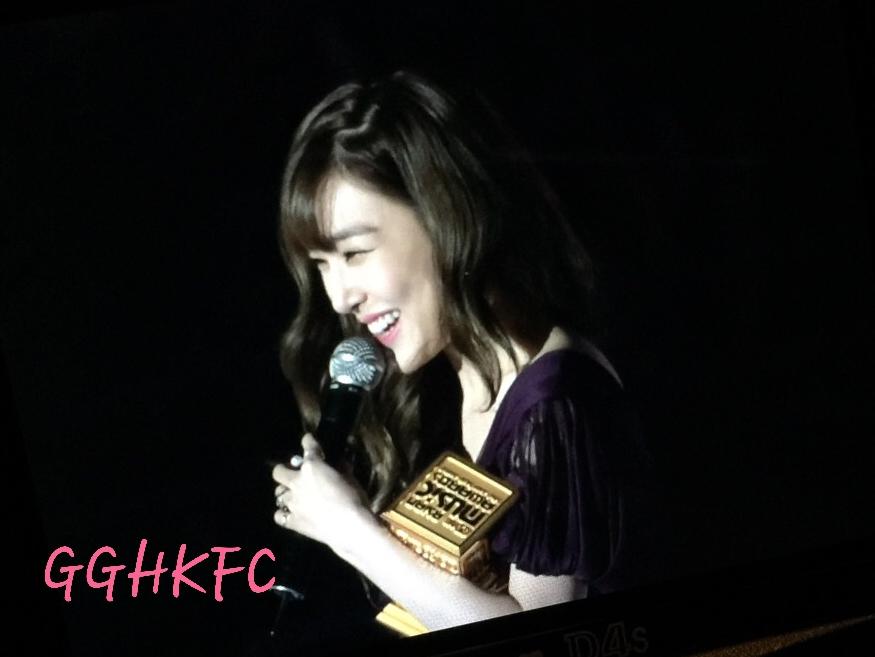 [PIC][02-12-2014]Tiffany khởi hành đi Hồng Kông để tham dự "2014 Mnet Asian Music Awards" vào tối nay B38IiOwCQAApU5S