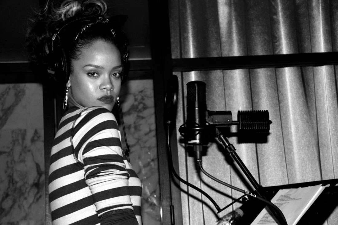 Пение черного. Рианна в студии звукозаписи. Rihanna 2011. Рианна поет. Певица в студии звукозаписи.