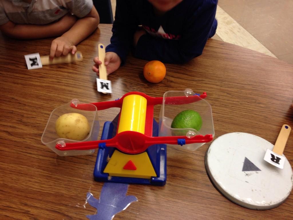 LucyREADPKPrin's tweet photo. Ms. Cisneros SuperStars learn about measuring with tools! #AISDproud #LucyRead http://t.co/It0e44FYL7