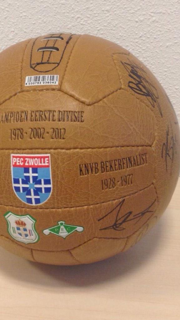 Bijna 1000 volgers.
Bij 1111 volgers verloten we onder onze volgers deze gesigneerde #PECZwolle retrobal.
RT svp.
