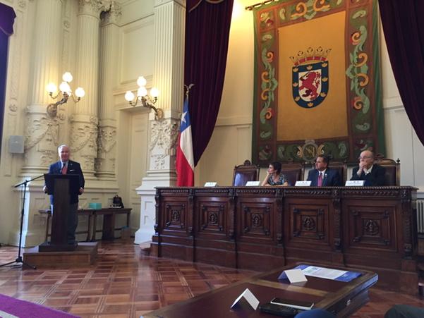 cminner's tweet photo. #TBEAChile @BobBuckhorn addresses Mayor of Santiago http://t.co/XCzlwXI90u