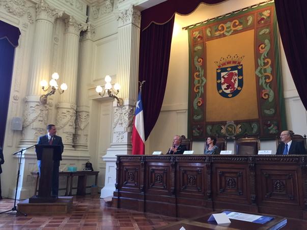 cminner's tweet photo. #TBEAChile @Kriseman addresses Mayor of Santiago. http://t.co/8vn99ocptg