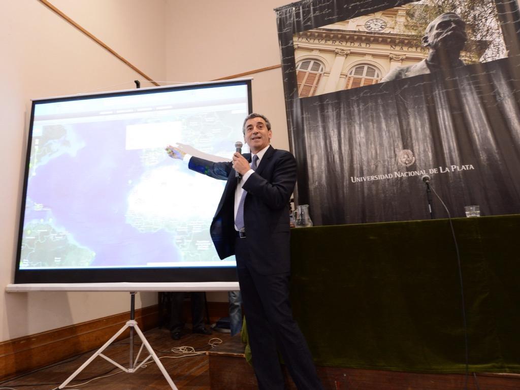 Randazzo2015's tweet photo. Randazzo presentó avances en las obras de electrificación del #TrenRoca Constitución / La Plata en la @unlp. http://t.co/zrDlMJSaJd