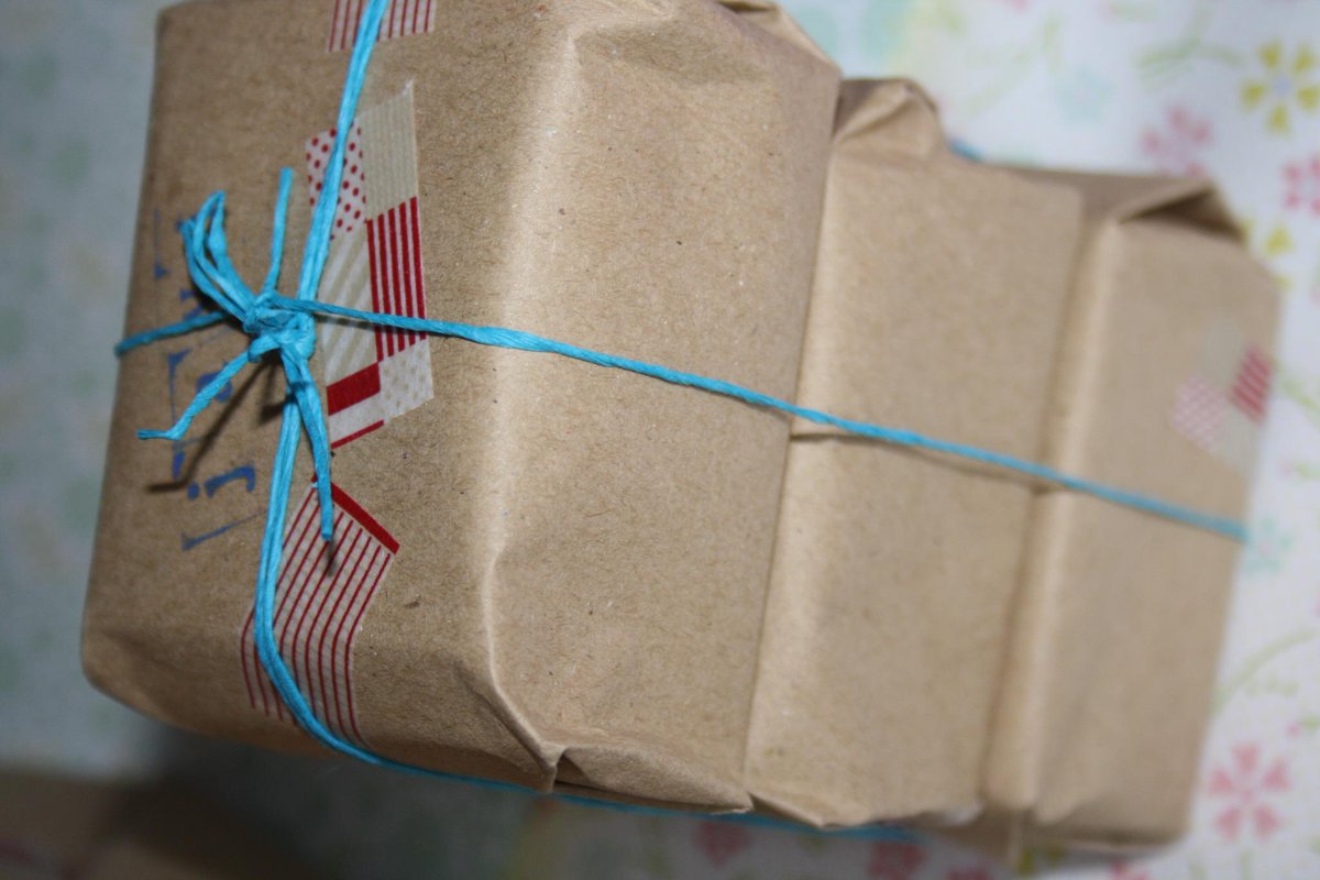 Ideas de packaging: hojas, botones, pajitas,  cuerdas, folios de colores, post it, sobres, postales, #regalosslow