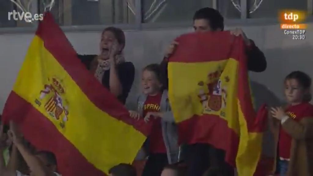 Natacion_VAVEL's tweet photo. Increíble carrera de Mireia. Con 1:59,61 se convierte en la primera mujer de la historia en bajar de los dos minutos http://t.co/y7YY8AmGxR