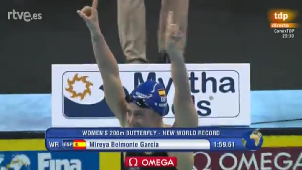 Natacion_VAVEL's tweet photo. Increíble carrera de Mireia. Con 1:59,61 se convierte en la primera mujer de la historia en bajar de los dos minutos http://t.co/y7YY8AmGxR