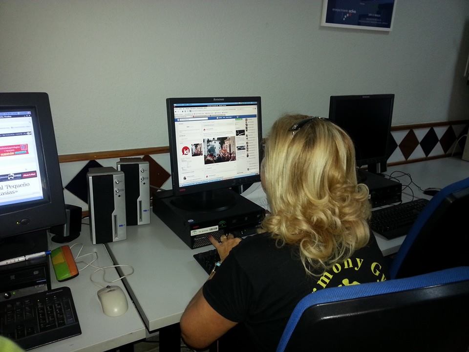 Rube_SP's tweet photo. Clase de informática del Centro de Participación Activa del Zaidin http://t.co/u4fq6R5c5z
