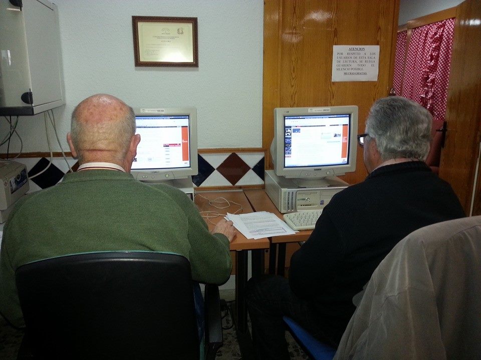 Rube_SP's tweet photo. Clase de informática del Centro de Participación Activa del Zaidin http://t.co/u4fq6R5c5z
