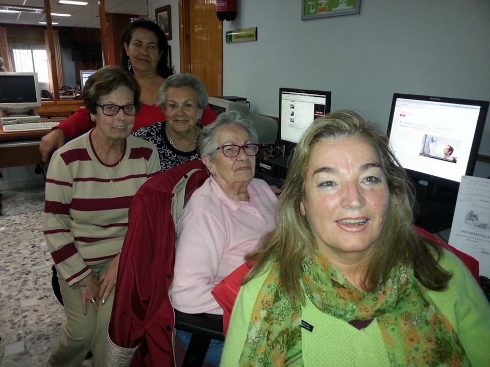 Rube_SP's tweet photo. Clase de informática del Centro de Participación Activa del Zaidin http://t.co/u4fq6R5c5z