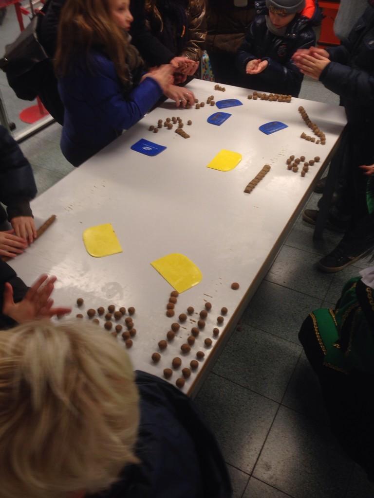 Kindermiddag in Twello en pepernoten bakken bij de C1000 super gezellig.