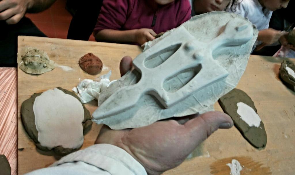 MuseoArcheoPT's tweet photo. Mani che creano, toccano, copiano. Che si sporcano. "Mani in pasta. Copie e modelli in archeologia" all'Antiquarium. http://t.co/7KE4XmT12B