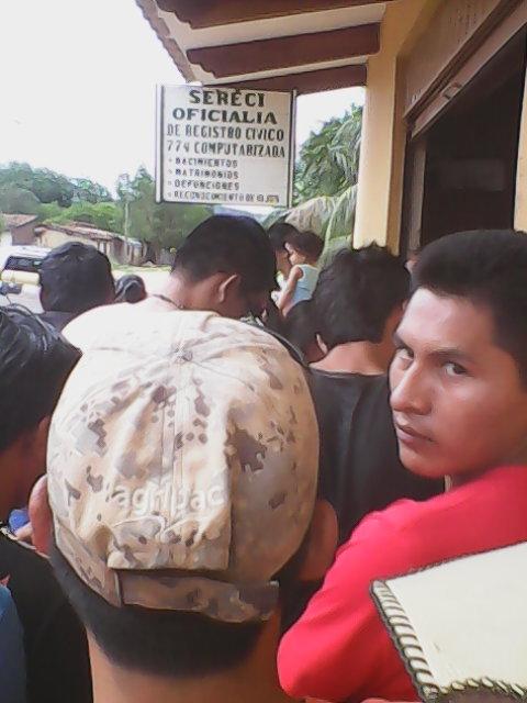 chavez8258's tweet photo. @PeriodistaV San Jose ultimo dia de inscripciones; largas filas; enfrentamientos y un centro de empadronamiento http://t.co/uICaTH8OuB