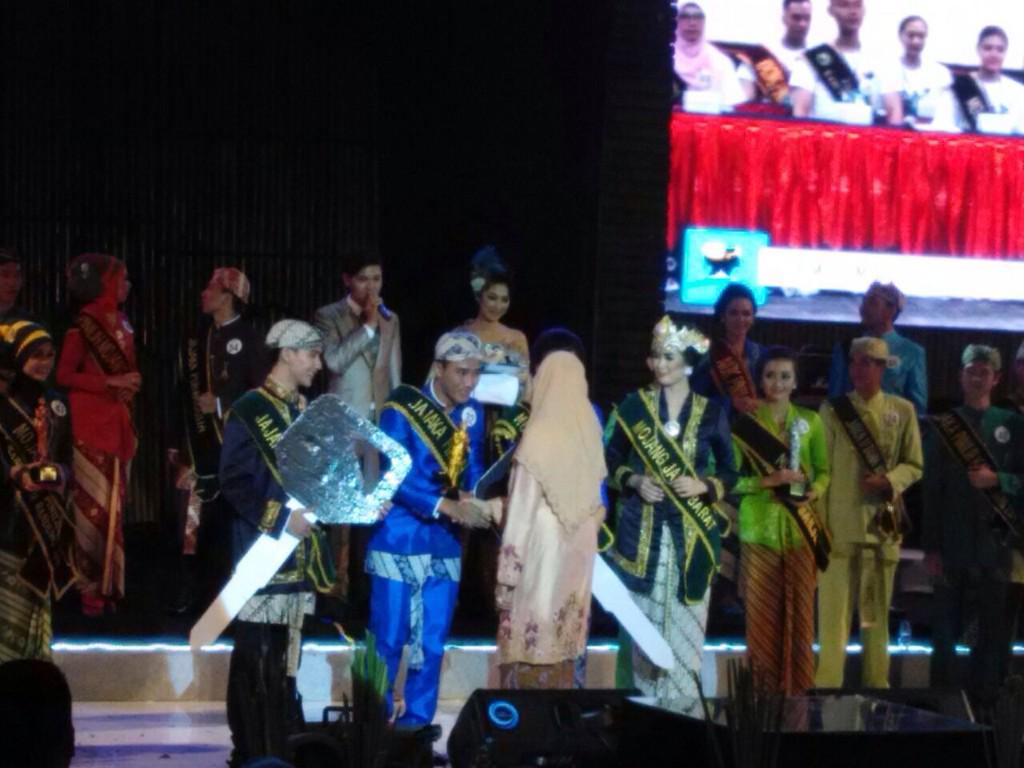 mokajabar2014's tweet photo. Selamat atas terpilihnya Mojang Jajaka Jawa Barat 2014! @moka_kota_bogor @MokaBandung 👏 http://t.co/gbGZFsvvy5
