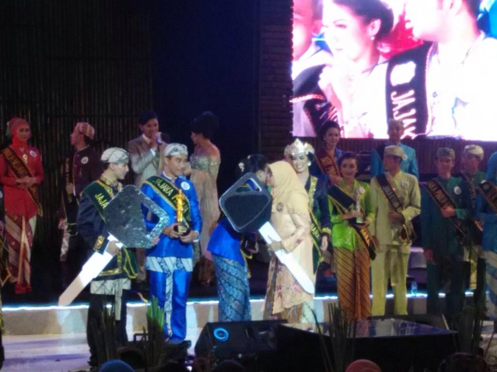 mokajabar2014's tweet photo. Selamat atas terpilihnya Mojang Jajaka Jawa Barat 2014! @moka_kota_bogor @MokaBandung 👏 http://t.co/gbGZFsvvy5