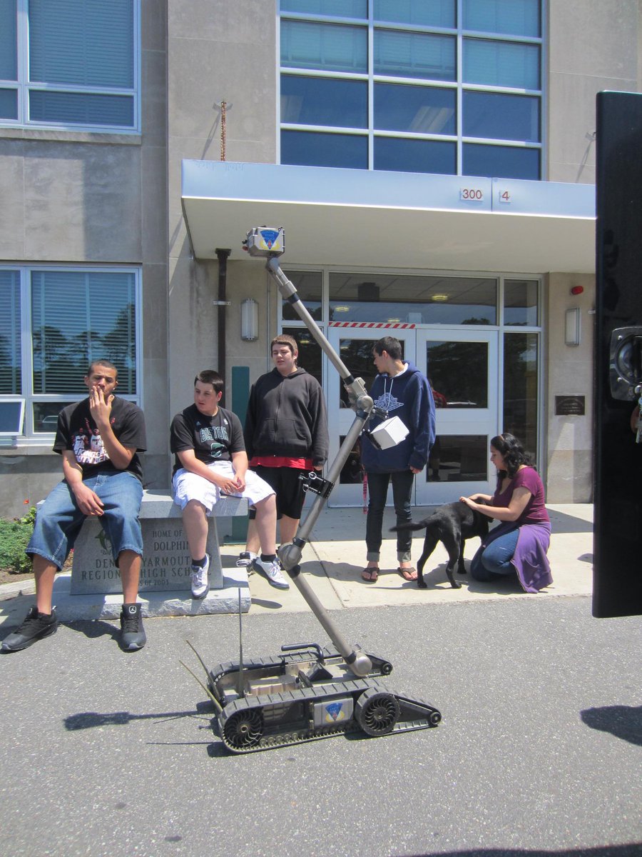 ray_ransom's tweet photo. @mrhansensclass at DY! how cool!!! #iRobot #510robotsinthenews #PackBot http://t.co/AQ7oEpFDtb