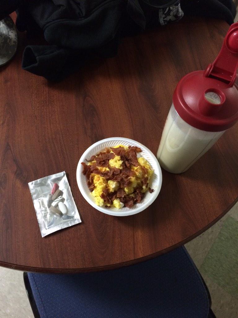 Migo6_'s tweet photo. Migo's breakfast of the gods 😈💪😍 gains all day baby #6eggs #bacon #vitamins/protein http://t.co/VBOV6jYSWr