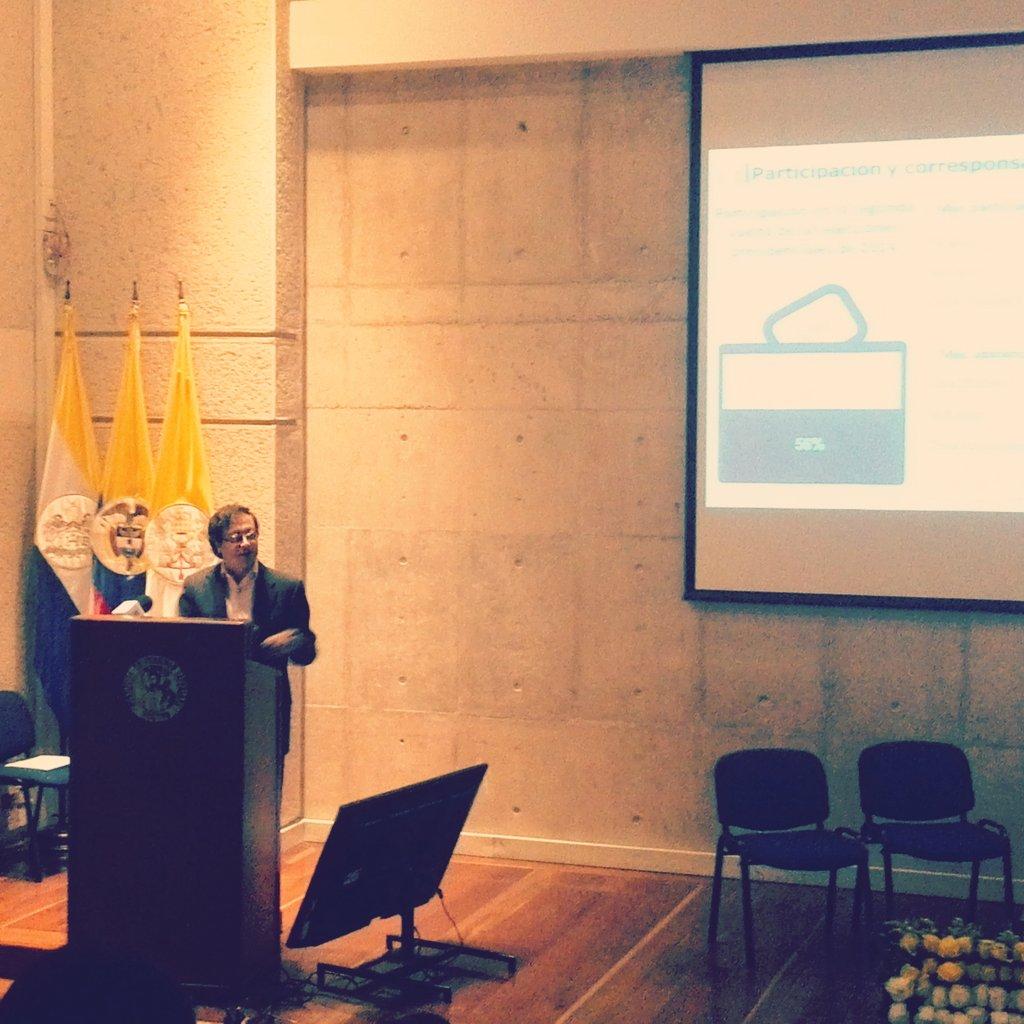 EWIGLORE's tweet photo. “La movilidad es una estructura de poder y la administración ha sido tímida frente a este” Petro #BogotaOpina2014 http://t.co/bsSBsOjU2W