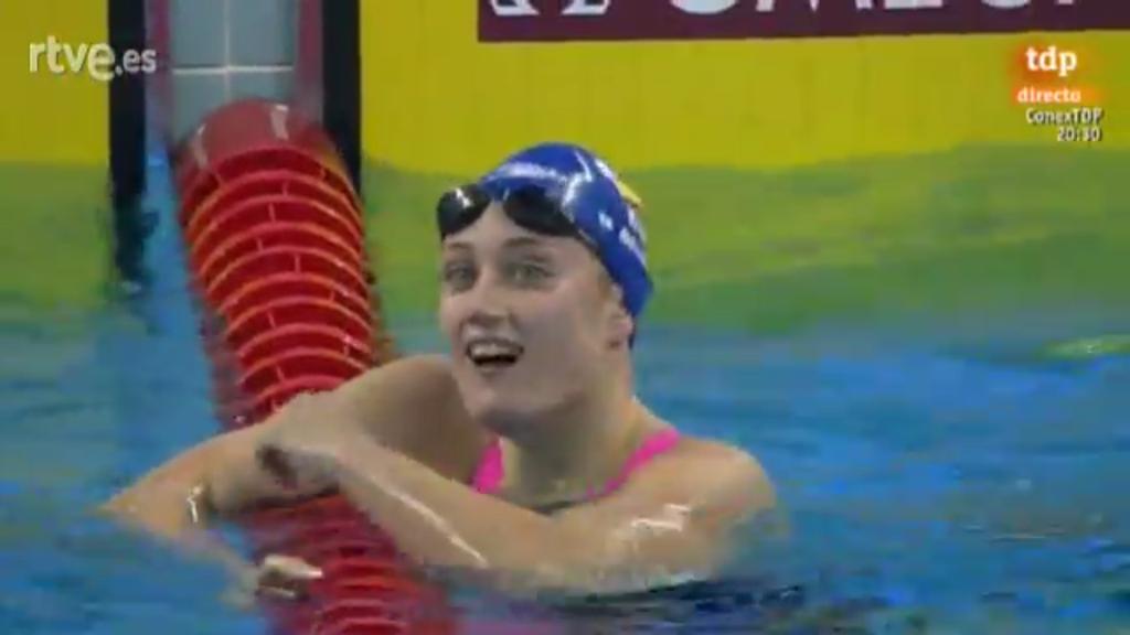 Natacion_VAVEL's tweet photo. Espectacular Mireia pasando por encima de Katinka Hosszu y siendo la primera mujer de la historia en bajar de 4:20 http://t.co/JTvNAA5Mom