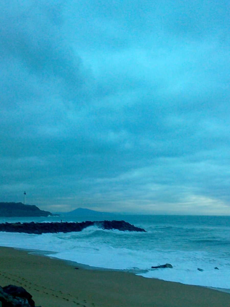 oihanttoa's tweet photo. #Anglet #LesSablesDOr 17h
Tiens quelqu'un vient de passer par là http://t.co/XH9c0Y0SIT