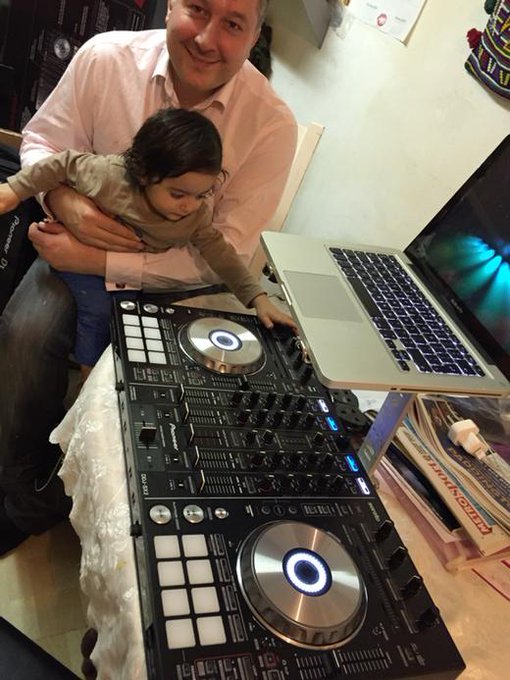 My baby thinks this is a giant iPad he's just saying 'I paaaaadddd' http://t.co/zj75ymABVi