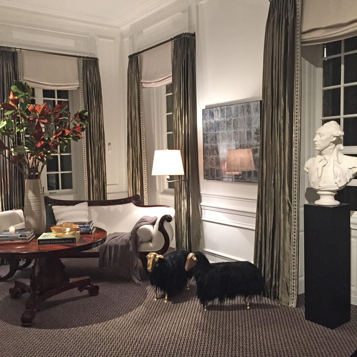 DeepBlueSocial's tweet photo. A study in elegance. The @HolidayHouseNY stunner by @MatthewSmythID for @traditionalhome. #interiordesign http://t.co/Qph25qQLb9
