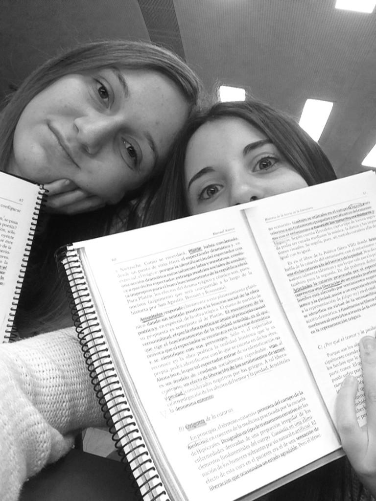 andreavidal16's tweet photo. Tardes de estudio con perfecta compañía📚📖🙇 http://t.co/DgKZOeyWfB