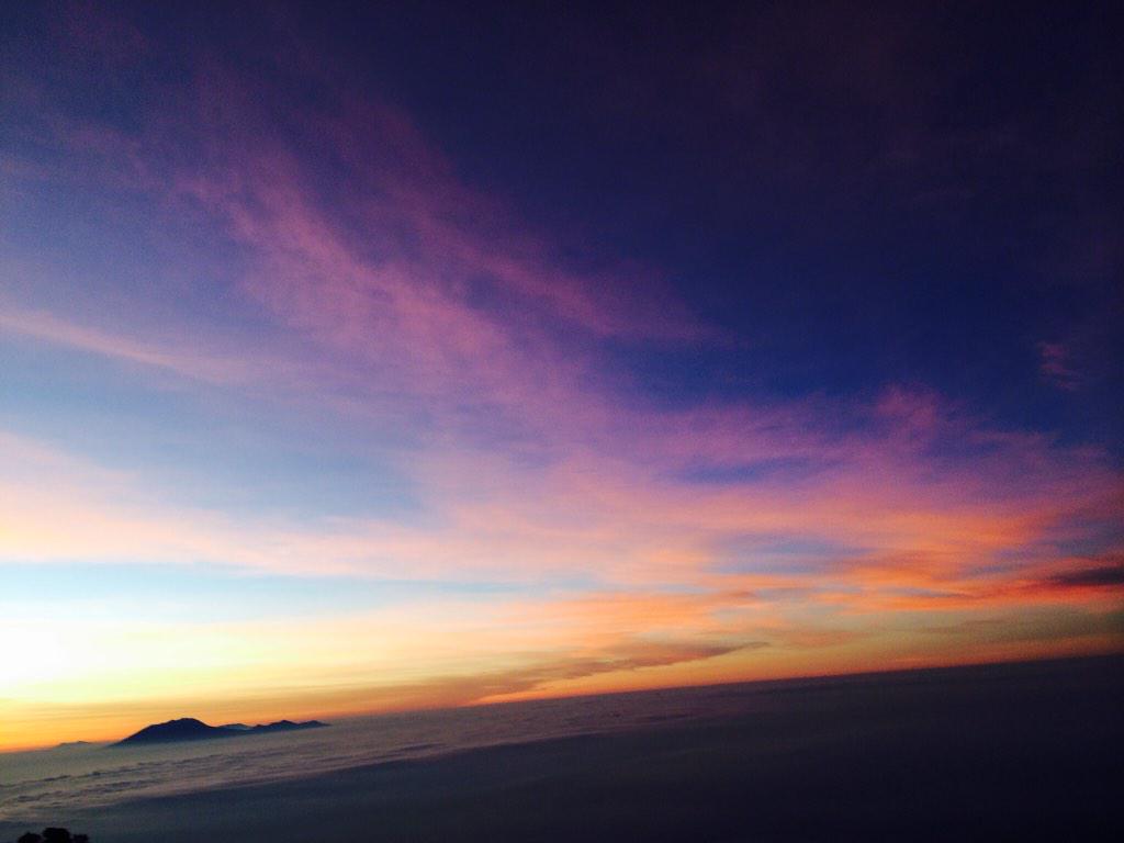 Selamat pagiiii! Liburan naik gunung enak nih, soalnya di gunung kalo pagi awannya gini
