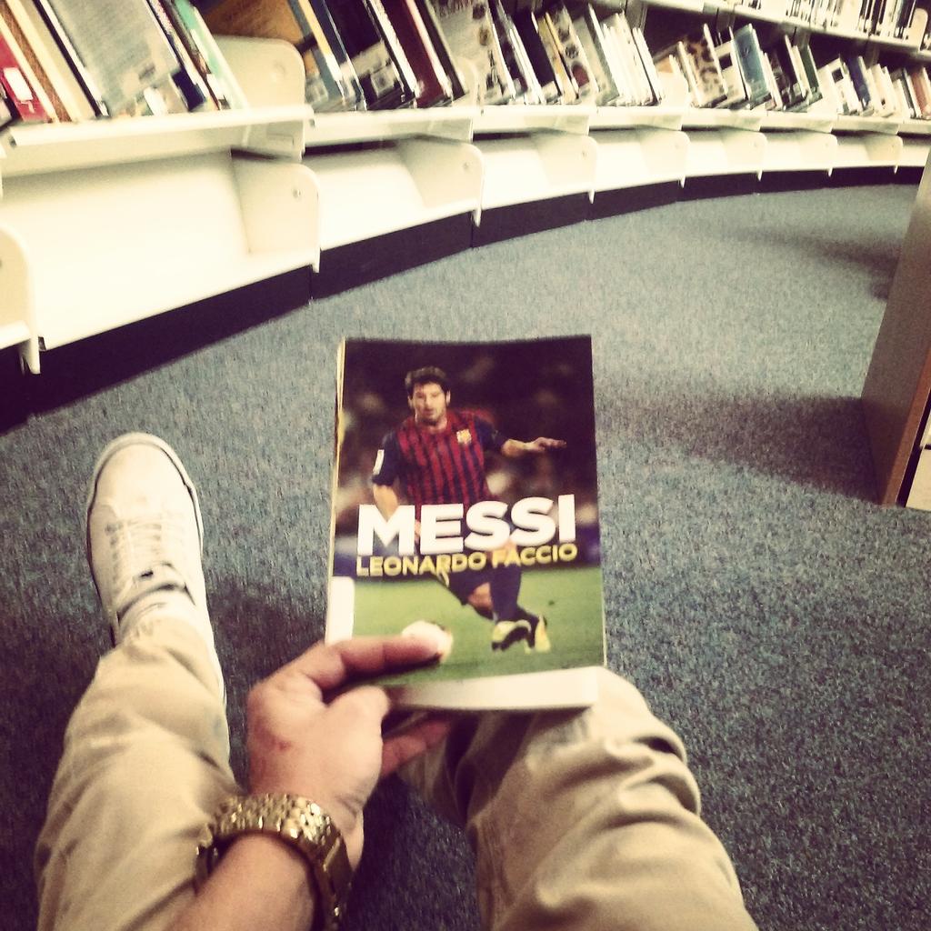 One70Juan's tweet photo. Relajate y olvidate de todo leyendo 👓📖😌👌 http://t.co/uQag2fChcQ