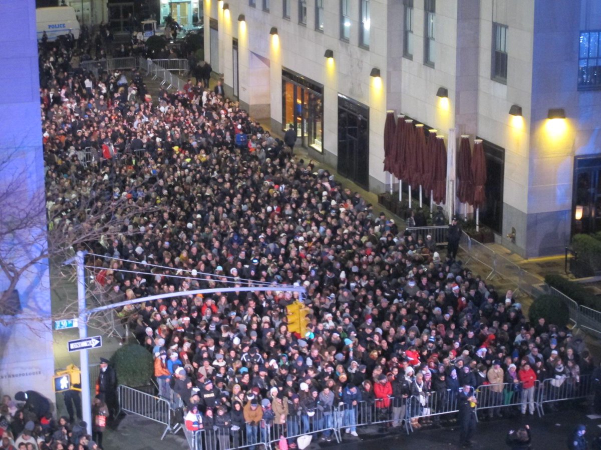 adallos's tweet photo. Huge crowd in @rockcenternyc for the tree lighting tonight @NBCNewYork @NBCNewsPictures @MSNBCPhoto http://t.co/u6oGPZgzXj