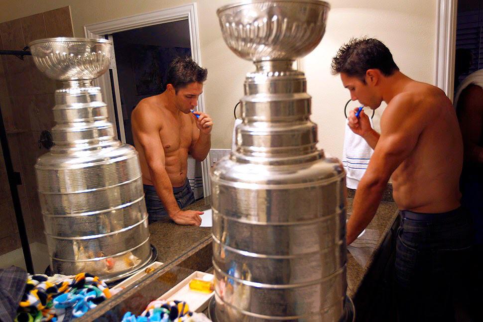 LAKings's tweet photo. 6 more years for @amartinez_27 👐 http://t.co/wBnz5aHc3q