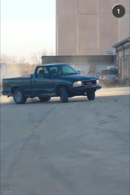 Mclenger's tweet photo. At least somebody still knows how to drive the old Sonoma @Bburch18 http://t.co/dAZ5aqWjPl