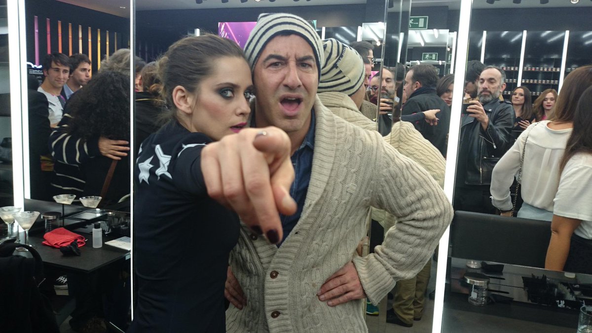 AbelArana's tweet photo. @ZelebSpain os mando besos desde #macrockscolour con @laleonademaria http://t.co/m9ySXgjSeq
