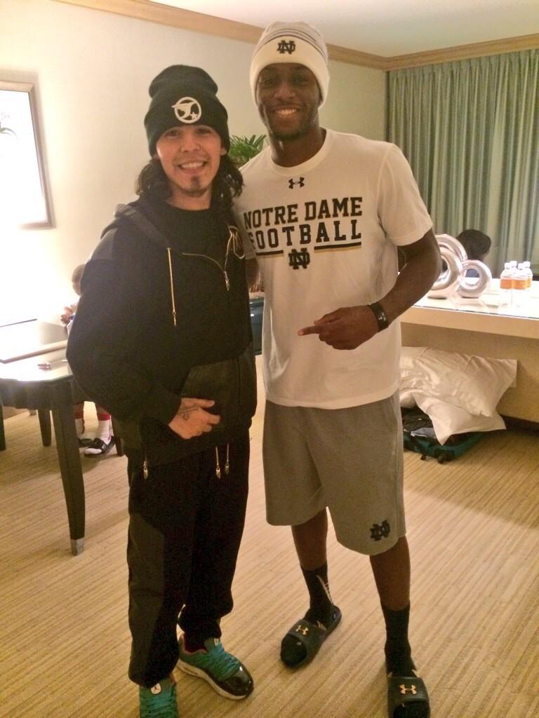 SMPLYLTD's tweet photo. #SMPLYSpotting @Chachi_YNC7 with NorteDame WR @THunterJr #SMPLYLTD #SMPLYGANG #SMPLYconnected #16 #ND #Wr π http://t.co/g3vVCWqLmG