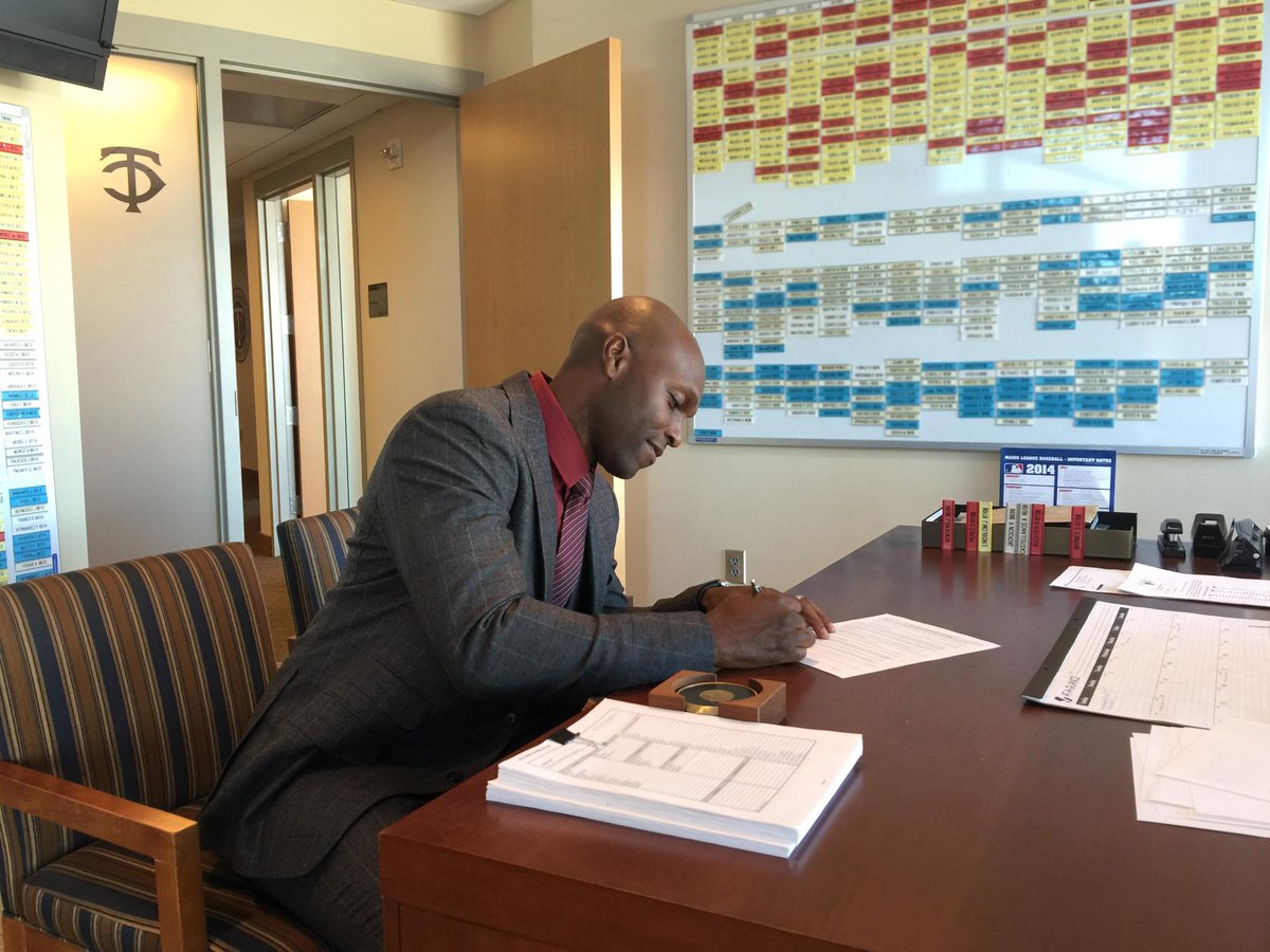 uniformcritic's tweet photo. Good to see “@Twins: .@toriihunter48 putting pen to paper on his return to Twins Territory! #WelcomeBackTorii http://t.co/NeEV1PPN3a”
