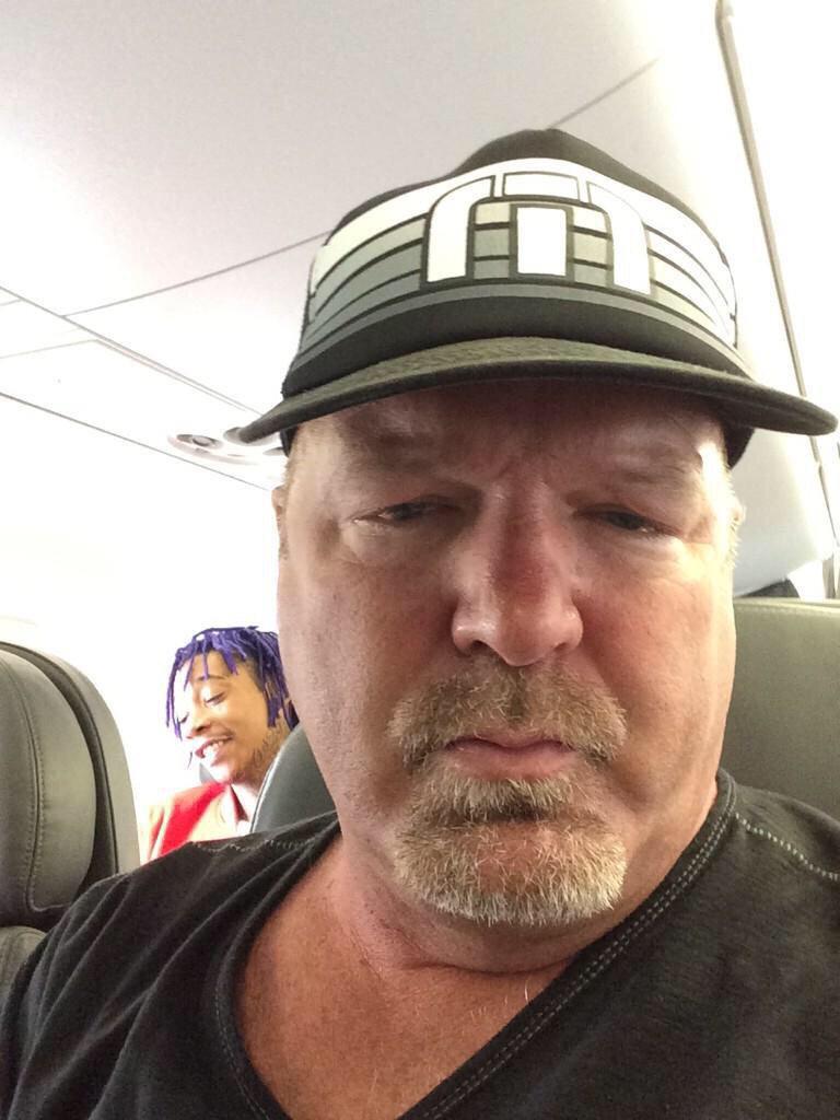 KevinRummel0's tweet photo. “@FunnyPicsDepot: Dad: I'm on a flight next to some rapper who is super high

Me: Haha yeah right

Dad: http://t.co/BaEyqF9s9i”