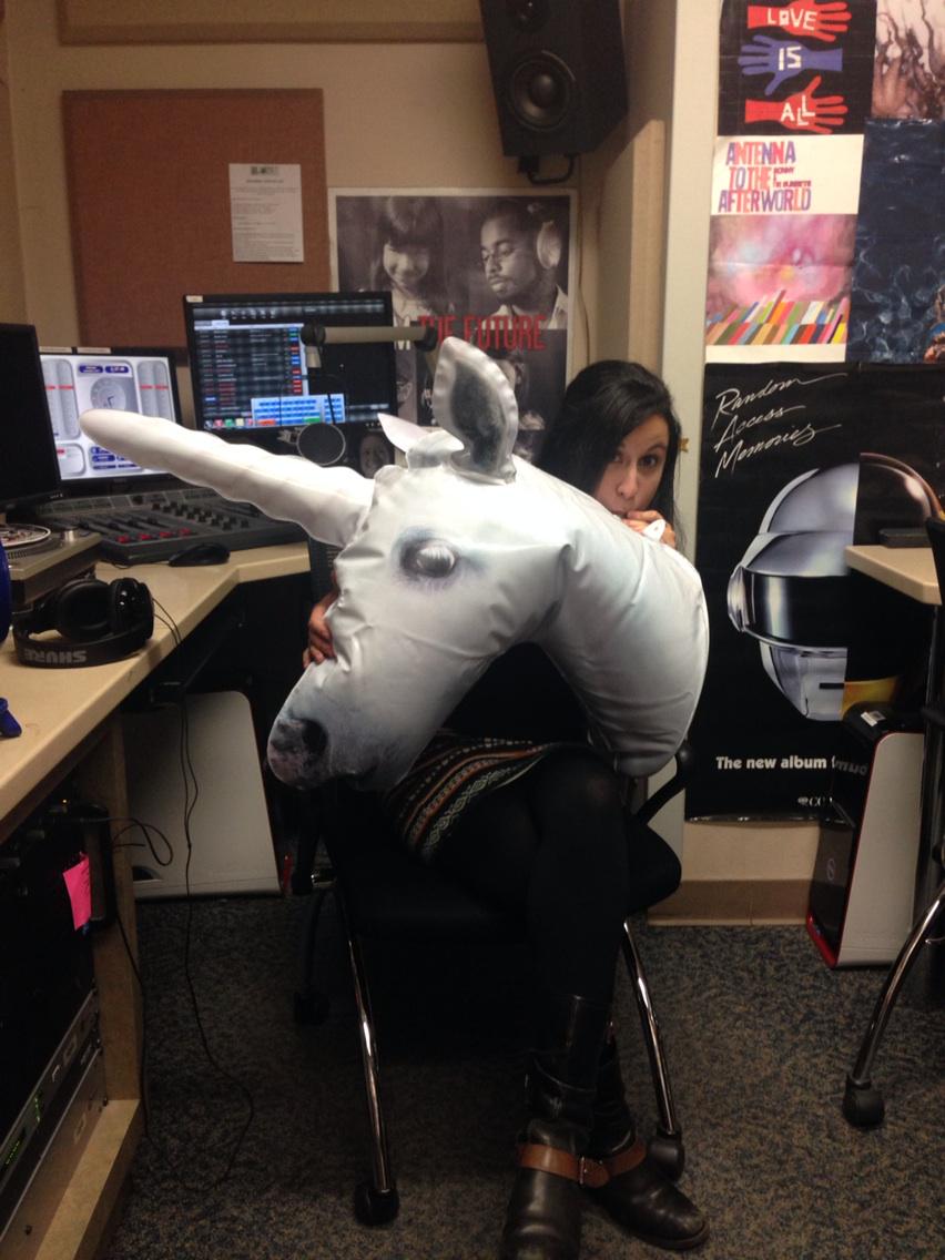 ElysRae's tweet image. Just a normal day on the job #radiointernprobs #krtu #indieovernight #thisiswhatigetpaidfor