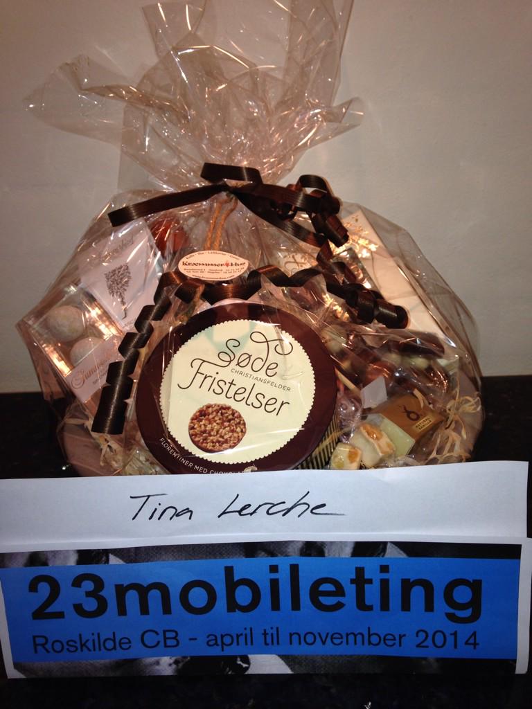TinaLerche's tweet photo. Kirsten Dam Pedersen og jeg har vundet en lækker kurv hver i afslutningen på 23 mobile ting - JUBII.@rcb23mobileting http://t.co/kfhqAN92Br